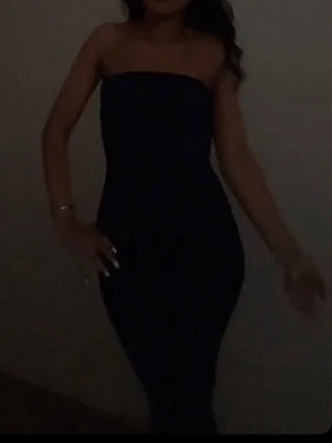 Marinblå axelbandslös långklänning - Säljer en marinblå, axelbandslös långklänning i figurnära modell med slits på baksida. Klänningen är väldigt skön i materialet och elegant. Är osäker på var den kommer ifrån pga inte använd längre för ah priset.