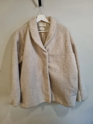 Teddyjacka från Carin Wester i stl 36 - Säljer en teddyjacka från Carin Wester i storlek 36 (passar även 38). Jackan har fickor samt en innerficka. Missfärgningar förekommer på insidan.  Inöpt för 1000:-, men säljer för 300:-, pris kan diskuteras.  Finns i Hornstull i Stockholm. Kan även fraktas, men då står köparen för frakten 😊