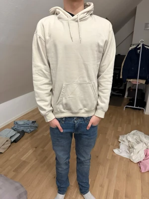 Beige hoodie  - Beige hoodie från hm i fint skick, knappt använd. Storlek M. Har lite små defekter på vissa ställen men inget man tänker på.