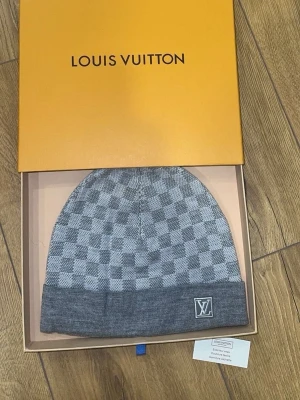 Helt ny mössa  - Helt ny & oanvänd, 10/10 skick. Allt på bilden medföljer. Hör av er!