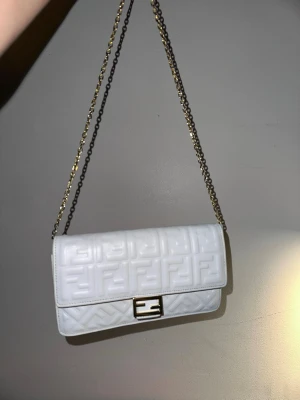 Shoulder bag - Just minimal issue that shows that it has been use other than that still pretty nice. the sling can be adjusted can be shoulder bag or body bag if want