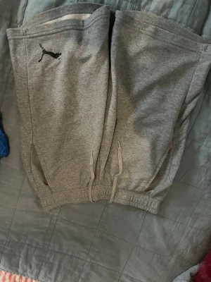 Grå mjukisshorts från Puma  - Grå mjukis shorts från Puma❣️❣️