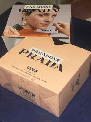 Prada Parfym  - Trendig och lyxig Eau de Parfum från Prada. Paradoxe Intense. Helt nytt och oöppnad.