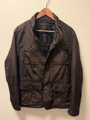 MassimoDutti jacka - Tjena! Säljer denna riktigt snygga MassimoDutti jackan, jackan är i använt skick, storlek L, hör av dig vid funderingar!🙌