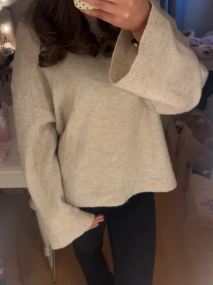 Beige stickad tröja  - Säljer min beiga stickade tröja från Gina i storlek S, superfin nu till vintern och våren!!🩷