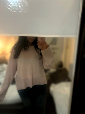 Ljusrosa stickad tröja - Mysig ljusrosa stickad tröja med lång ärm och avslappnad passform. Perfekt att slänga på sig när det är lite kyligt ute. Enkel och stilren design som funkar till det mesta.