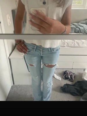 Lågmidjade jeans  - Säljer dessa så fina lågmidjade jeans som är köpta på Vinted men passar tyvärr inte längre, använda ungefär 2-3 gånger 💕 Det är en liten slits längst ner vid jeansen också. Köpta dyrt därav priset men det är självklart diskuterbart 💞 Midjemåttet rakt över är ungefär 36cm och innebenslängden är ungefär 80cm. De tre första bilderna är lånade men den sista är min!