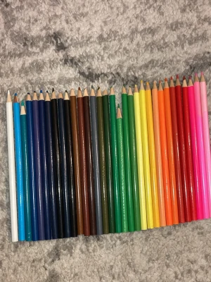 Färg pennor  - Ca 32 färg glada pennor. Lite några är använda mer än andra. Vissa pennor är o vässade. Vässas så klart innan de kommer till nästa ägare. 