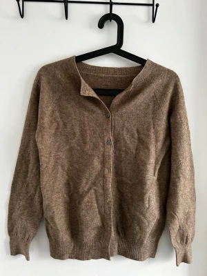 Stickad kofta  - Stickad kofta, klassisk passform. Mjuk och bekväm, knäppning framtill. Oanvänd, i mycket gott skick. Inga fläckar eller hål. Storlek: [XS]. Från rök- och djurfritt hem. Önskas fler bilder kan jag lösa det, kom gärna med eget bud :) 