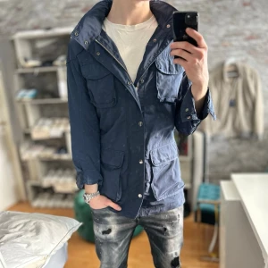 Hackett London field jacket - Mycket bra skick, inga defekter! Storlek S sitter som S och passar dig som är mellan 180-190cm ungefär. Nypris ca 3000kr. Modellen är 185 cm, 75kg. Passar bra nu till våren! Skriv för mer information!🤝