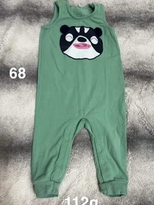 Gröna byxdress - Söt grön byxdress. Ärmlös modell med tryckknappar på axeln för enkel påklädning. Perfekt för lek och chill dagar🌸 .Fint använt skick. Storlek 68