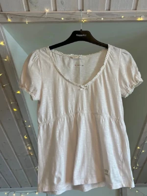 Söt Odd Molly Topp - Super gullig topp från oss Molly, endast använd en gång! Alltså i super bra skick💗Säljer då jag inte använt den på länge. Strl 1 vilket motsvarar typ XS/S🌸