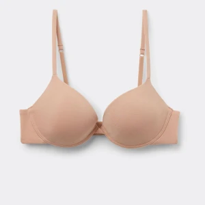 Beige bh från Intimissimi - Säljer en beige bh från Intimissimi med släta kupor och justerbara axelband. Bh:n har en enkel och stilren design som funkar perfekt under ljusa toppar. Materialet är mjukt och stretchigt för extra komfort. Köpt för ca 6 månader sen, men passade inte och hade redan klippt lappen. 