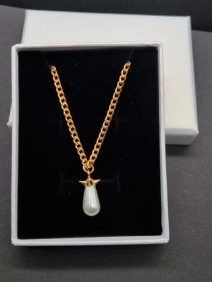 Handgjort halsband inspirerat av Maria Nilsdotter  - Stilren halsprydnad inspirerad av Maria Nilsdotter. ☝️Vid köp ingår en extra berlock som kan bytas ut, då själva hänget är ömtåligt och känsligt för stötar.