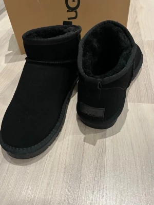 Svarta UGG - Nya svarta UGGs, perfekta och varma nu inför den mörka vintern! Vid minsta fundering så är det bara att kontakta mig✔️