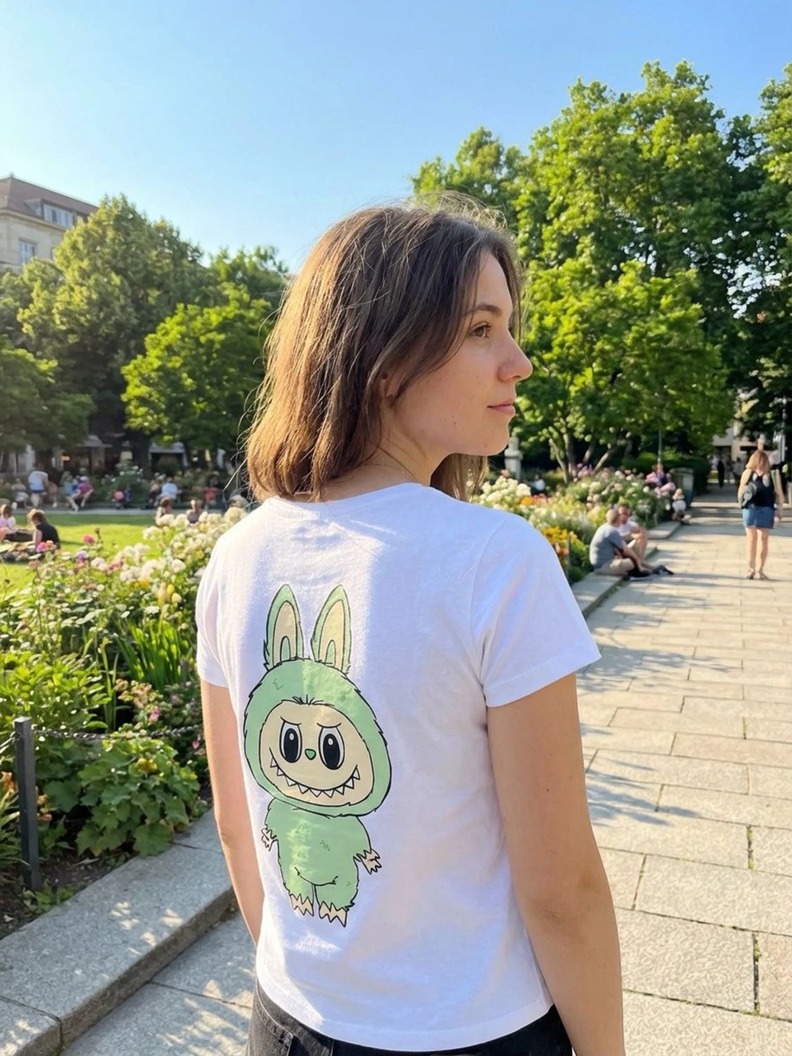 Vit t-shirt med grön tecknad figur - 1