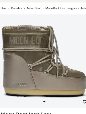 Moon Boot Icon Low glance platina - Moon Boot Icon Low glance i platinafärgade toner.  Storlek 36/38                                                                  Beiga platina färg, knappt använda 