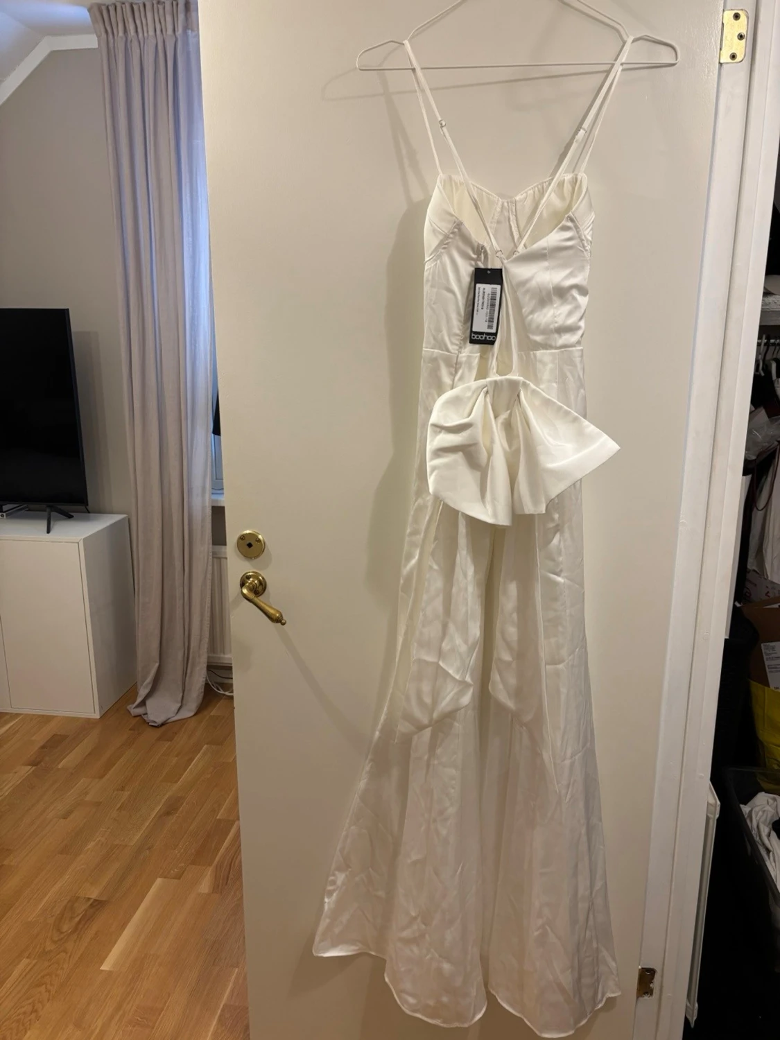 Vit långklänning med rosett från Boohoo - 1