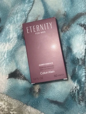 Eternity Amber Essence for Men - Upptäck Calvin Klein Eternity for Men Amber Essence Parfum Intense. En modern doft i 50 ml flaska, perfekt för dig som vill sticka ut med stil. Snygg design och ikonisk känsla från ett av världens mest kända märken.
