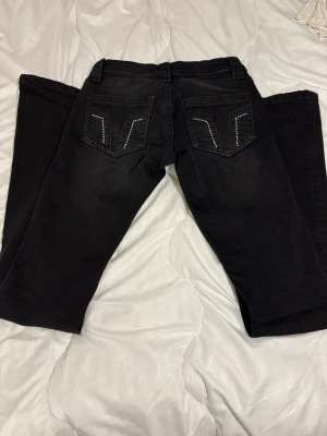 Super lågmidjade jeans  - Säljer mina jätte lågmidjade bootcut jeans med paljetter på bak fickorna ifrån gina tricot , slutsålda i xs på hemsidan. Är 165 o byxorna är lite för långa för mig. Jeansen är nya o endast använda 1 gång.