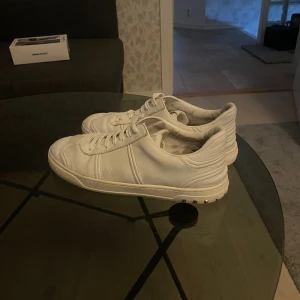 Valentino flycrew  - Säljer mina feta flycrews. Dom är i storlek 43 väldigt fint skick det fattas 2 nitar på ena skon men det följer med 4 nya nitar.