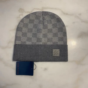 LvMössa - Grå mössa med modern och enkel stil. Lätt att matcha och perfekt för höst och vinter. One size. Bra skick. Fraktar direkt efter köp. Pris kan diskuteras. 