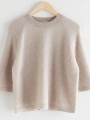 Stickad T-shirt other stories  - Stickad T-shirt i alpacka från other stories. Passar XS-M. Bra skick!