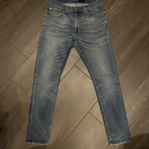 Blå tiger of Sweden jeans, storlek 33/34 - Säljer ett par klassiska Tiger of Sweden Pistolero jeans i snygg blå denim. Med snygg wash Storlek 33/34 – normal passform som passar till det mesta. Byxorna är använda varsamt och i mycket fint skick – inga hål, fläckar eller slitningar. Nypris 1600kr