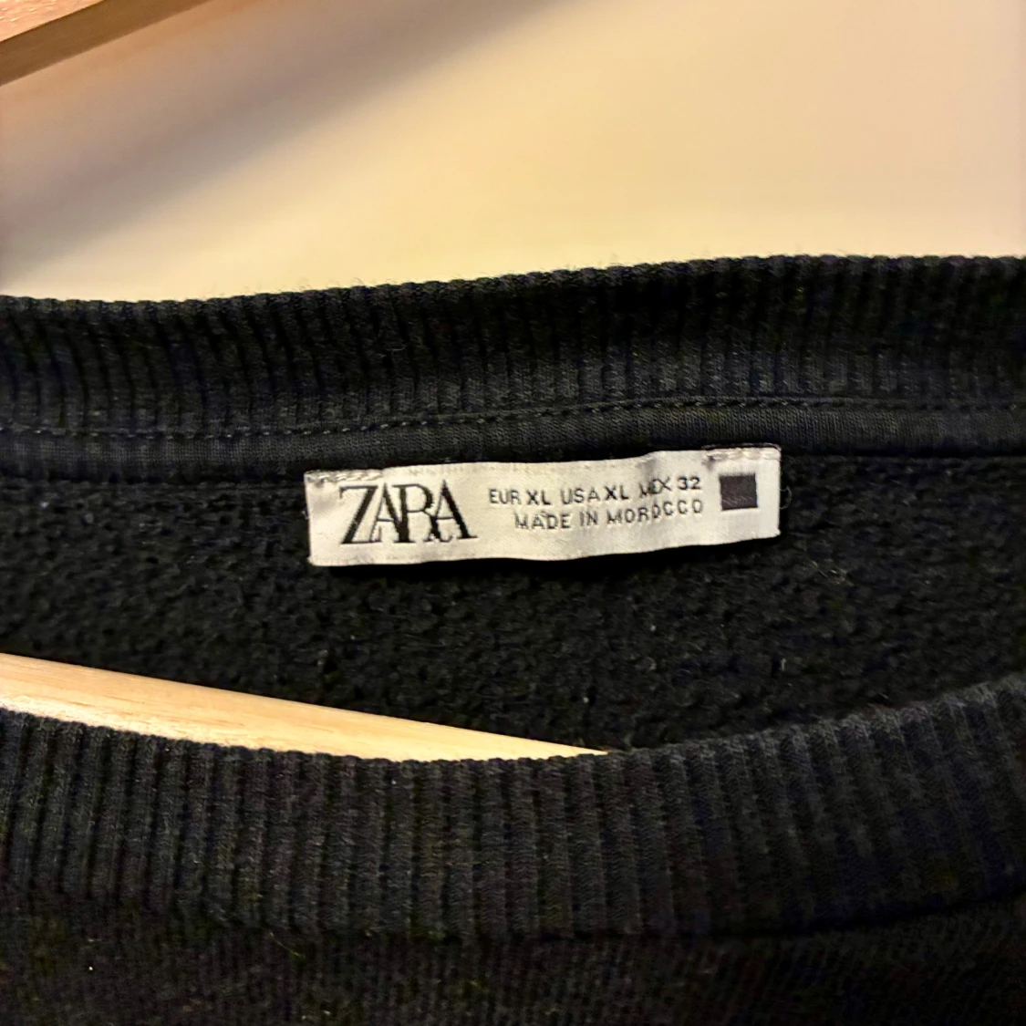 Svart croppad tröja från Zara XL - 2