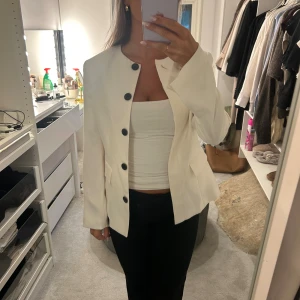 Vit kavaj - Säljer denna vita kavaj/blazer som aldrig kommit till användning med prislappen kvar🤎