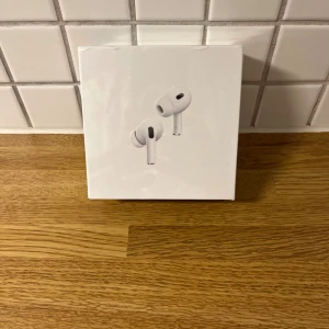 AirPods Pro (2nd generation) MagSafe USB-C - Helt nya AirPods Pro (2nd generation) med MagSafe-laddningsetui (USB-C). Oöppnad förpackning, kompatibel med iOS, iPadOS, Mac och Apple Watch. Aktiv brusreducering, transparensläge och adaptiv EQ för bästa ljudupplevelse. Perfekt skick, ingen synlig skada.