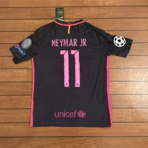 FC Barcelona Neymar Jr matchtröja S - Säljer en FC Barcelona Champions League fotbollströja med Neymar Jr och nummer 11 på ryggen. Tröjan är mörkblå med rosa detaljer, har korta ärmar och är tillverkad i Nike Dri-Fit material. Klubbmärke, Qatar Airways och UNICEF-logga samt officiella turneringspatchar på ärmarna.