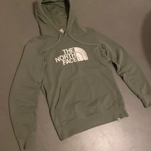 The North Face hoodie - Fresh North Face hoodie i en skön färg. Smal passform som är väldigt nice. Inga konstigheter. Skickar alltid inom 24hr. 