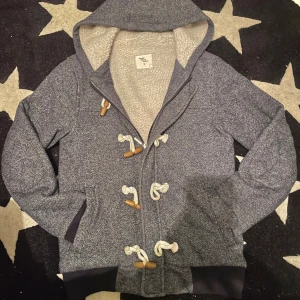 Mörkgrå cardigan - Cardigan med päls, stilig och passar som höstjackan och till vinter. Kontakta om intresse.