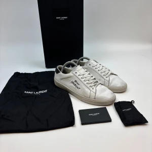 Saint Laurent skor  - Hej! Säljer nu dessa snygga och eftertraktade Saint Laurent  Skor! Storlek 42! Skick 8/10, Ny pris= 8000 kr, säljs för 2199 kr! OG medföljer vid köp. Dessa skor är väldigt unika och väldigt svåra att få tag på