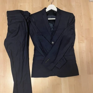 Mörkblått kostymset i nyskick! - Säljer nu detta premium kostymset i mycket bra skick, ett otroligt bra det då jag har växt ur den och bara vill bli av med den. Användes under ett enda tillfälle(balen i nian) och är alltså i nyskick, osäker på storlek då det inte står på den men den är lite för liten för mig som är 176 och väger cirka 65. Skickas ofta inom 1-2 dagar efter betalning:)