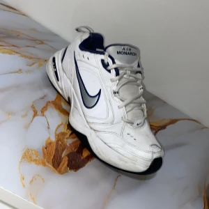 Nike Air Monarch vita sneakers - Säljer fräscha skor som inte är så använda. De är perfekta för hösten och vintern men funkar perfekt överallt.Men även sticker det ut.