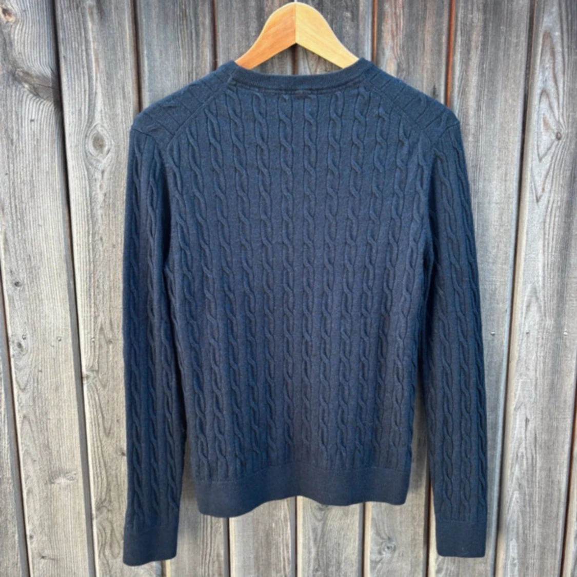 Mörkblå kabelstickad tröja Morris - 1