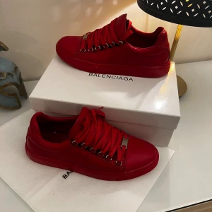 Balenciaga  - Balenciaga arena lows red..storlek 44..har haft på mig dom 2 gånger ..tveka inte att skriva till mig ja tar också byten