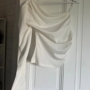 Vit one shoulder topp med lång ärm - Storlek S