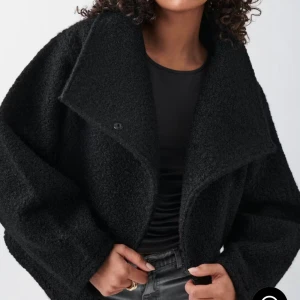 Svart teddyjacka med bred krage - Säljer nu en svart teddyjacka från Gina Tricot med bred krage och oversized passform. Den är svart och Teddy material, bilderna från Gina är lånade för vision av hur den ser ut på🩷🩷