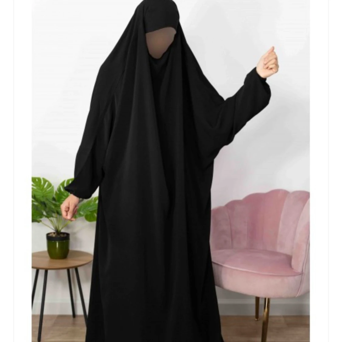 Svart jilbab med heltäckande design