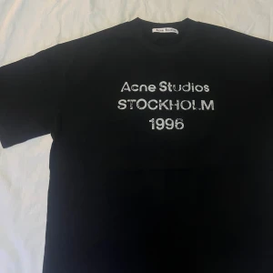 Acnestudios t shirt S - Acne studios t shirt i fint skick (8/10) i storlek S men passar M bättre. Passformen är baggy och t-shirten passar runt 180 cm | skickas med tag, skriv vid någon fundering✅