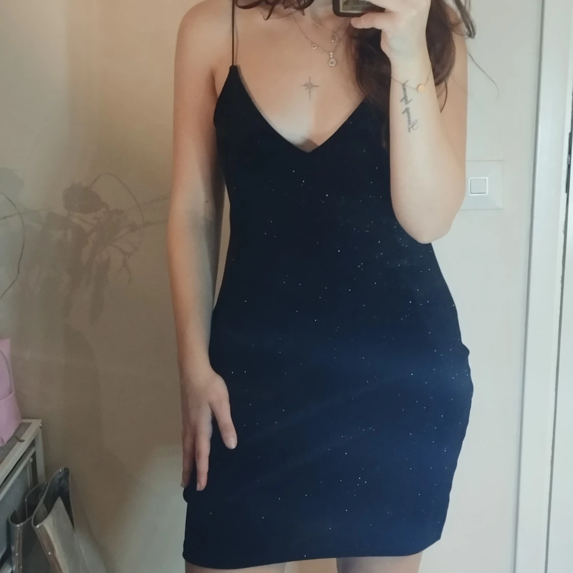 Svart glittrig kort klänning - 1