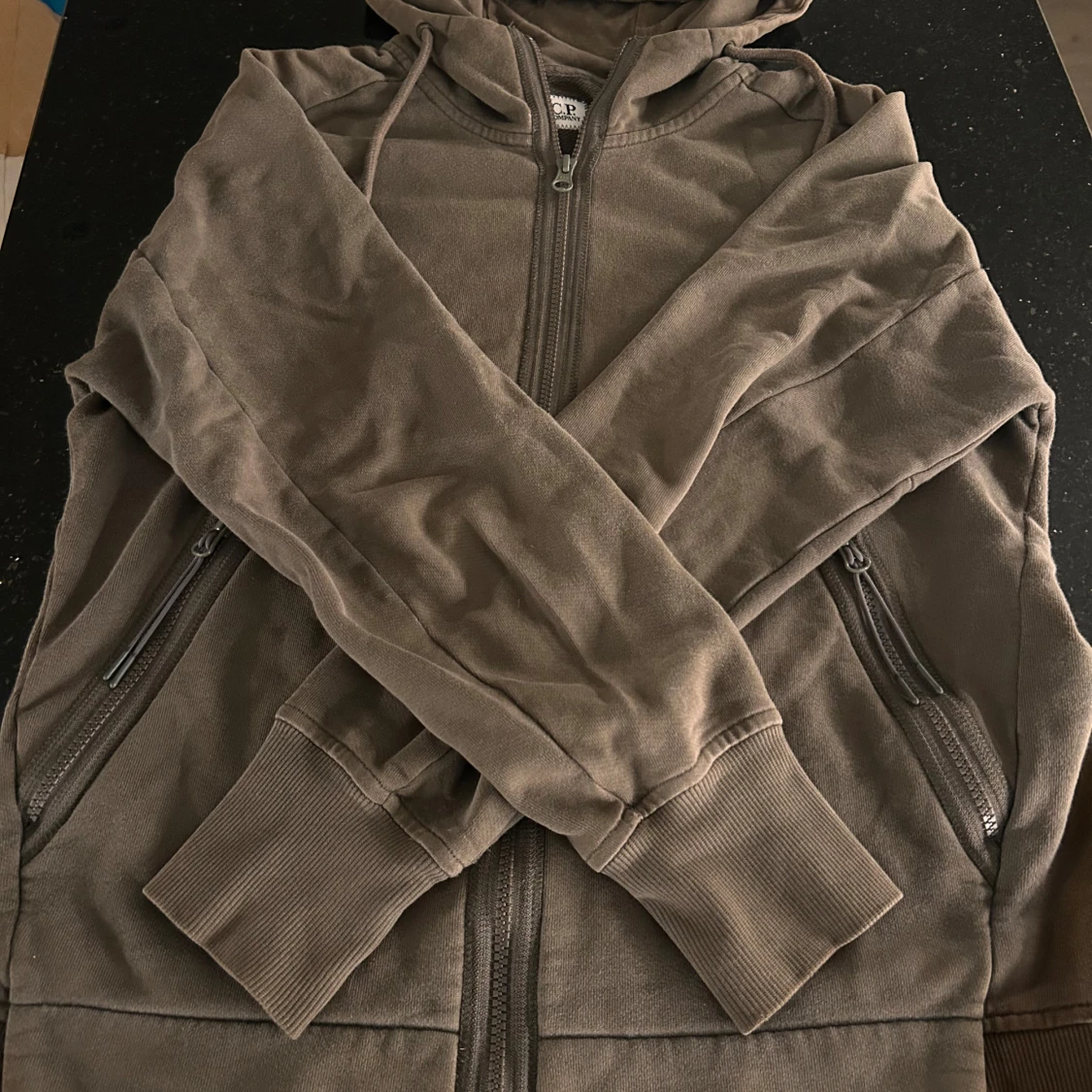 Brun hoodie med goggles från C.P. Company