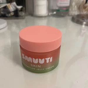 Smuuti Skin Watermelon Jelly Cream - Superfräsch gelkräm med vattenmelon från Smuuti Skin. Knappt andvänd fylld burk sälj pgr av hudskäl❤️pris kan diskuteras 