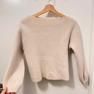 Ljusbeige stickad topp - Storlek 38 från H&M 💞