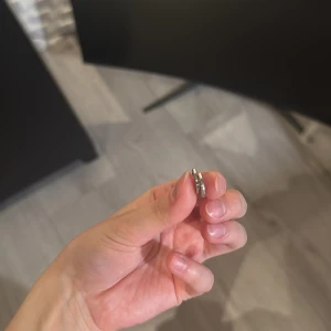 Små silverfärgade hoop-örhängen - Ett par stilrena små hoop-örhängen i silverfärg. De är tunna och runda med enkel design, perfekta för dig som gillar minimalistiska smycken. Passar både till flera hål i öronen eller som diskret detalj.