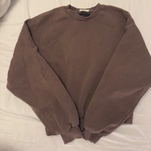 Brun sweatshirt  - Mysig brun sweatshirt från Gina tricot i storlek xs. Mycket bra skick.