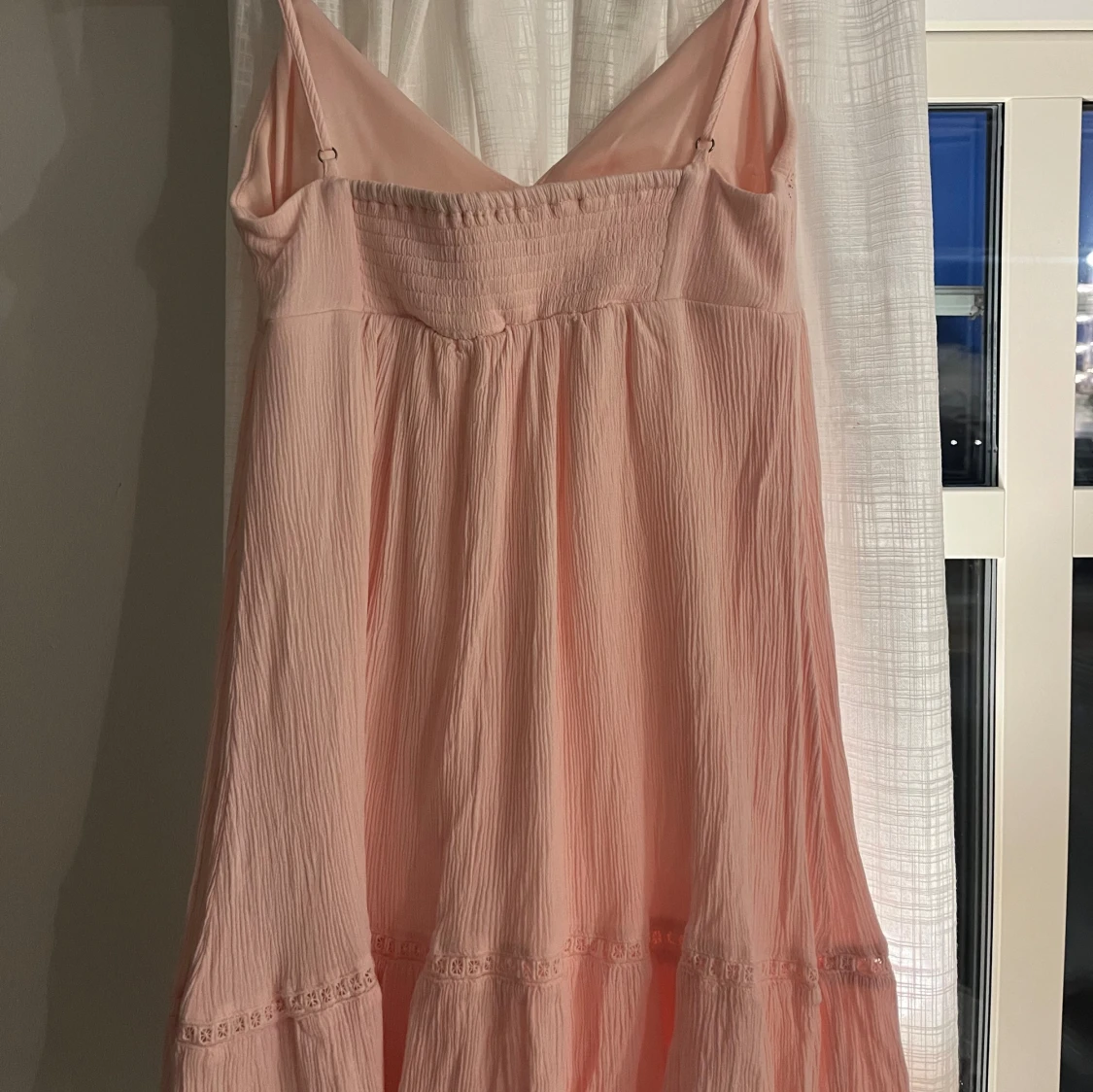 Ljusrosa kortklänning med volang - 1